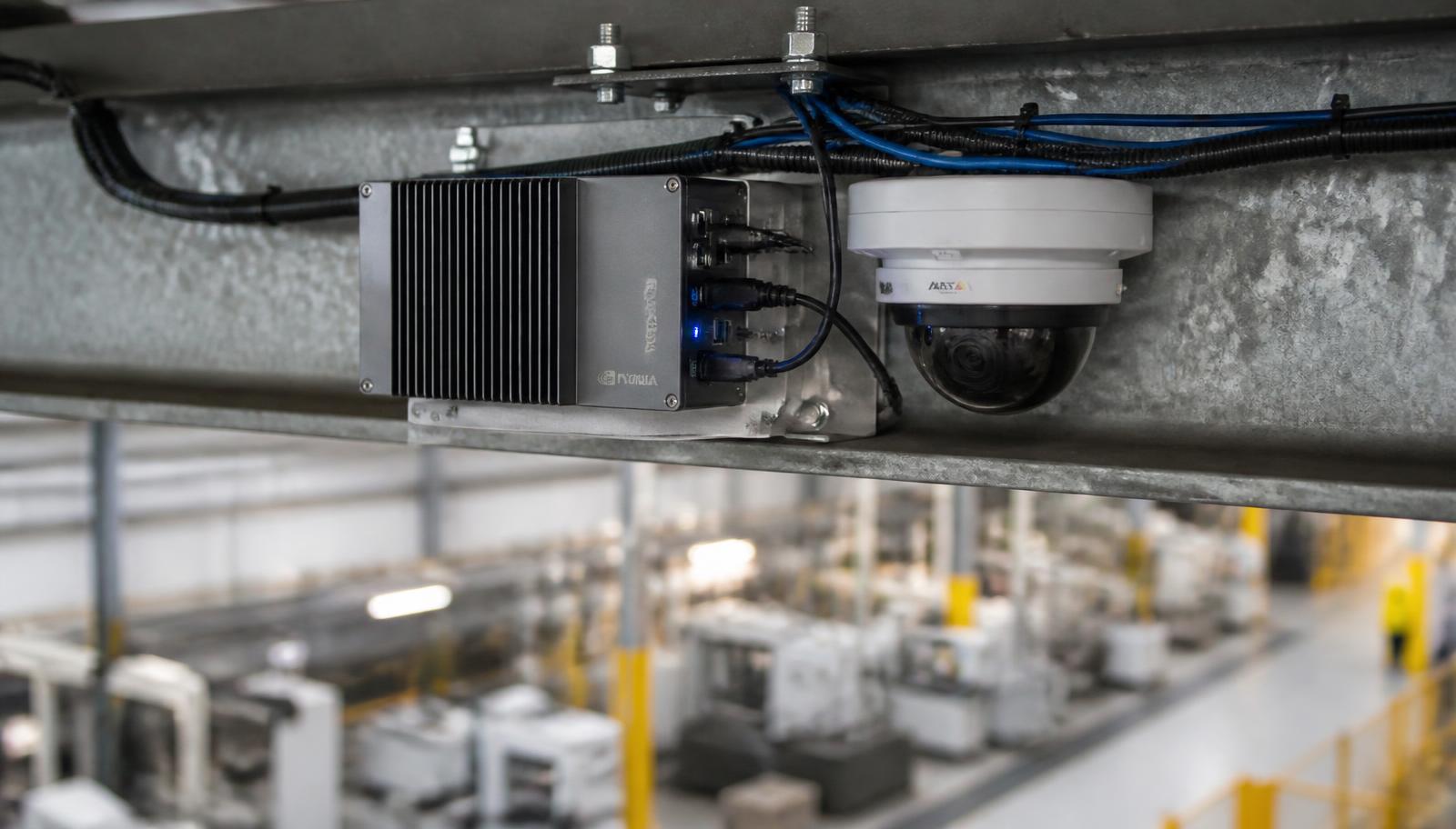 Equipo de cómputo NVIDIA y cámara con IA montados en el techo de una planta